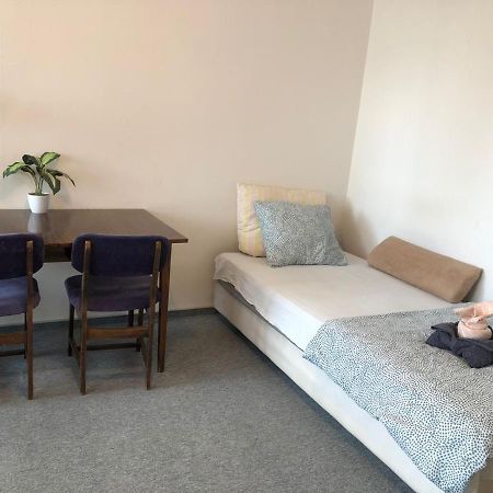 Comfortable 3 Bedroom Rental Unit With A Cozy Balcony In Center Varşovia Exterior foto
