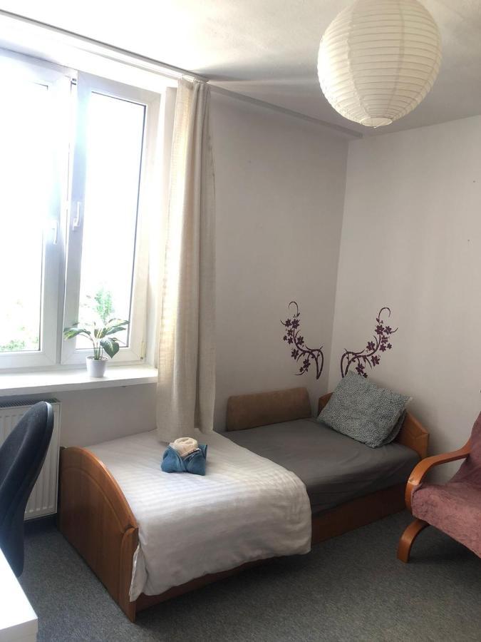 Comfortable 3 Bedroom Rental Unit With A Cozy Balcony In Center Varşovia Exterior foto